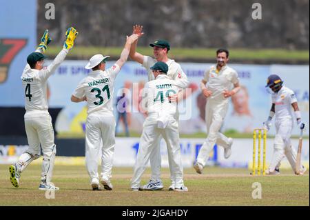 Galle, Sri Lanka. 9.. Juli 2022. Der Australier Cameron Green feiert am 9.. Juli 2022 im Galle International Cricket Stadium in Galle den Kampf gegen Sri Lanka's Pathum Nissanka (nicht abgebildet) mit Teamkollegen am 2.. Tag des Test Cricket Matches 2. zwischen Sri Lanka und Australien. Viraj Kothalwala/Alamy Live News Stockfoto