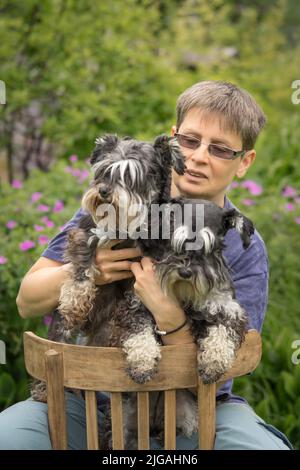 Frau mit zwei Miniatur-Schnauzer-Hunden Porträt Stockfoto