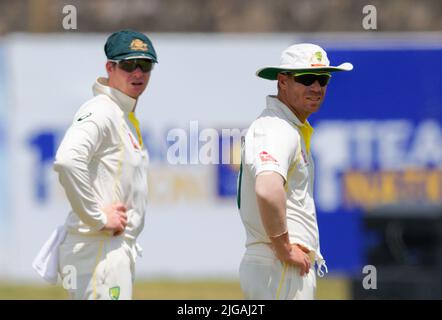 Galle, Sri Lanka. 9.. Juli 2022. Die Australier David Warner und Steve Smith während des 2.-tägigen Test-Cricket-Spiels 2. zwischen Sri Lanka und Australien am 9.. Juli 2022 im Galle International Cricket Stadium in Galle. Viraj Kothalwala/Alamy Live News Stockfoto