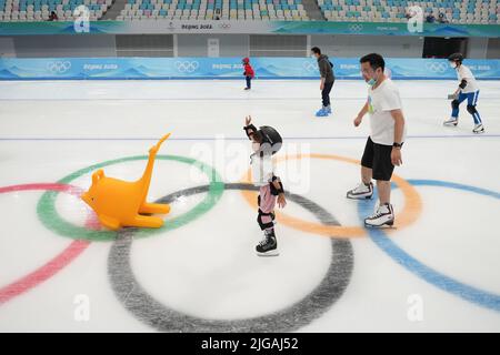 Peking, China. 9.. Juli 2022. Touristen skaten beim National Speed Skating Oval in Peking, der Hauptstadt Chinas, am 9. Juli 2022. Das National Speed Skating Oval, auch bekannt als das „Eisband“, wurde am Samstag für die Öffentlichkeit geöffnet. Quelle: Ju Huanzong/Xinhua/Alamy Live News Stockfoto