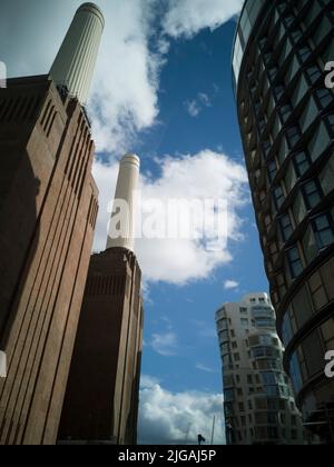 Around Battersea Power Station, London, Großbritannien, Oktober 2021. Die überholten Türme des nun umfunktionierten Battersea-Kraftwerks. Stockfoto