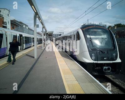 Elizabeth Line, Abbey Wood, London, Großbritannien, Mai 2022. Die neuen Elizabeth Line Züge, U-Bahn London, oberirdisch am Abbey Wood Bahnhof, London, SE2, England. Stockfoto