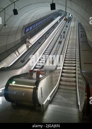 Elizabeth Line, Liverpool St, London, Großbritannien, Mai 2022. Rolltreppen für den Zugang zu den neuen Zügen der Elizabeth Line, London Underground, Liverpool Street, London, EC2, England. Stockfoto