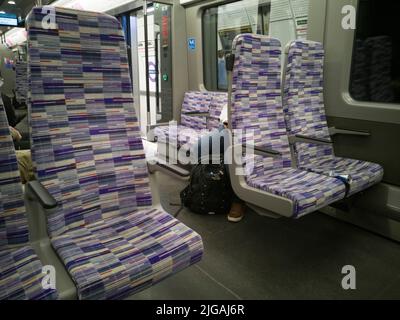 Elizabeth Line, London, Großbritannien, Mai 2022. Sitzplätze in den neuen Elizabeth Line Zügen, Londoner U-Bahn, England. Stockfoto