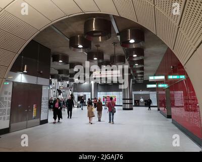 Elizabeth Line, Tottenham CT Rd, London, Großbritannien, Mai 2022. Das Innere des neuen Bahnhofs Tottenham Court Road ist der Zugangspunkt zur Elizabeth Line, London Underground Station, W1, England. Stockfoto