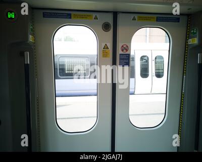 Elizabeth Line, Abbey Wood, London, Großbritannien, Mai 2022. Blick aus den neuen Zügen der Elizabeth Line, U-Bahn London, oberirdisch am Bahnhof Abbey Wood, London, SE2, England. Stockfoto