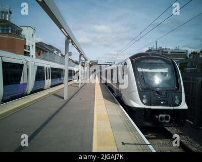 Elizabeth Line, Abbey Wood, London, Großbritannien, Mai 2022. Die neuen Elizabeth Line Züge, U-Bahn London, oberirdisch am Abbey Wood Bahnhof, London, SE2, England. Stockfoto