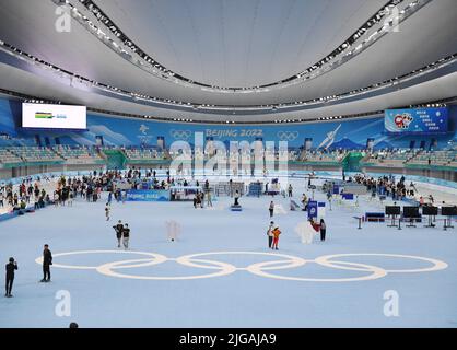 Peking, China. 9.. Juli 2022. Menschen besuchen das Nationale Eisschnelllauf-Oval in Peking, der Hauptstadt Chinas, 9. Juli 2022. Das National Speed Skating Oval, auch bekannt als das „Eisband“, wurde am Samstag für die Öffentlichkeit geöffnet. Quelle: Zhang Chenlin/Xinhua/Alamy Live News Stockfoto