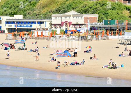 Bournemouth, Dorset, England, Großbritannien, 9.. Juli 2022, Wetter. Hitzewelle. Am Samstagmorgen kommen die Leute vor 9 Uhr am Strand an. Die Temperaturen werden am Nachmittag bei Sonnenschein von Wand zu Wand das hohe 20s erreichen. Kredit: Paul Biggins/Alamy Live Nachrichten Stockfoto