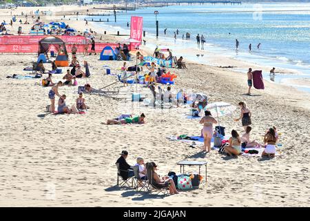 Bournemouth, Dorset, England, Großbritannien, 9.. Juli 2022, Wetter. Hitzewelle. Am Samstagmorgen kommen die Leute vor 9 Uhr am Strand an. Die Temperaturen werden am Nachmittag bei Sonnenschein von Wand zu Wand das hohe 20s erreichen. Kredit: Paul Biggins/Alamy Live Nachrichten Stockfoto