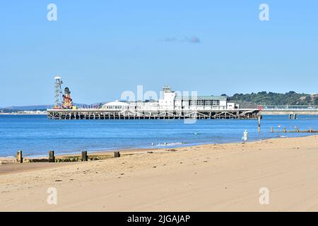 Bournemouth, Dorset, England, Großbritannien, 9.. Juli 2022, Wetter. Hitzewelle. Am Samstagmorgen kommen die Leute vor 9 Uhr am Strand an. Die Temperaturen werden am Nachmittag bei Sonnenschein von Wand zu Wand das hohe 20s erreichen. Kredit: Paul Biggins/Alamy Live Nachrichten Stockfoto