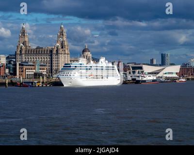 Liverpool Docks, wo sich Geschichte und Moderne vereinen, bieten eine ikonische Landschaft und heißen den Hafen willkommen. Stockfoto