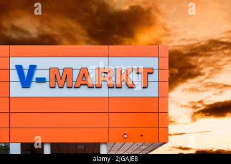 Werbe- und Firmenschild der Firma V-Markt Stockfoto