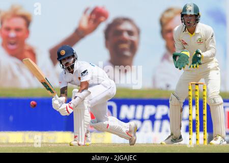 Galle, Sri Lanka. 9.. Juli 2022. Kusal Mendis aus Sri Lanka spielt eine Chance, während Australiens Wicketkeeper Alex Carey(R) am 2.. Tag des Test Cricket-Spiels 2. zwischen Sri Lanka und Australien im Galle International Cricket Stadium in Galle am 9.. Juli 2022 zuschaut. Viraj Kothalwala/Alamy Live News Stockfoto