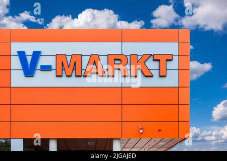 Werbe- und Firmenschild der Firma V-Markt Stockfoto