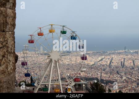 Das große Rad und ein Blick über Barcelona von Tibidabo aus ein Hügel mit Blick auf die Stadt, Katalonien, Spanien Stockfoto