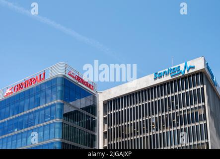 Die Logos der italienischen Versicherungsgesellschaft Generali (L) und des größten spanischen Gesundheitsunternehmens Sanitas (R) sind auf den Gebäuden in Spanien zu sehen. Stockfoto