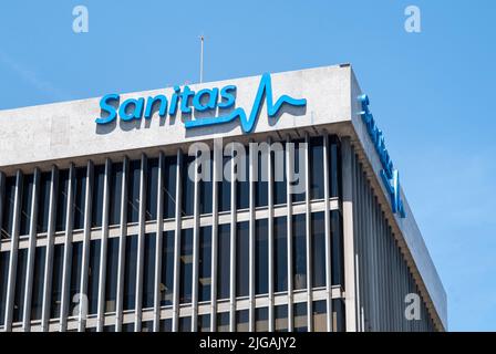 Das Logo des größten spanischen Gesundheitsunternehmens Sanitas befindet sich auf dem Bürogebäude in Spanien. Stockfoto