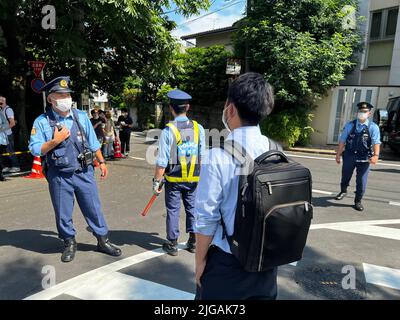 Tokio, Japan. 9.. Juli 2022. Polizeibeamte stehen Wache in der Nähe von Shinzo Abes Wohnsitz in Tokio, Japan, 9. Juli 2022. Der ehemalige japanische Premierminister Shinzo Abe ist gestorben, nachdem er am Freitag von einem Schützen während einer Rede in der westlichen Stadt Nara bei der Wahlkampagne für die Oberhauswahlen am Sonntag tödlich geschossen wurde. Quelle: Sun Jialin/Xinhua/Alamy Live News Stockfoto