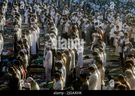 Indonesische Muslime führen am 9. Juli 2022 Eid al-Adha-Gebete auf dem Sempur Field in Bogor, Indonesien, durch. Stockfoto