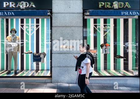 Madrid, Spanien. 10.. Juni 2022. Ein Fußgänger geht am italienischen Luxusmodeunternehmen Prada in Spanien vorbei. (Bild: © Xavi Lopez/SOPA Images via ZUMA Press Wire) Stockfoto