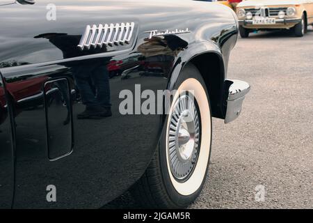 Nahaufnahme des legendären Oldtimer-Oldtimers Ford thunderbird beim Classic fest 2022, Festival mit alten Oldtimern und Fahrzeugen Stockfoto