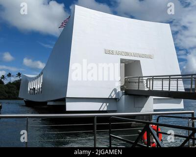 Das USS Arizona Memorial auf Honolulu Oahu Island auf Hawaii gegen einen wolkigen blauen Himmel Stockfoto