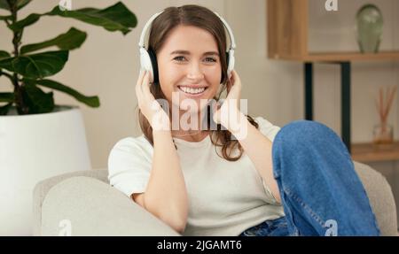 Ich höre mein neues Lieblingsalbum. Eine junge Frau, die zu Hause Musik hört. Stockfoto