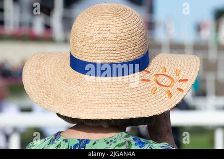 Ascot, Bergen, Großbritannien. 8.. Juli 2022. Eine Dame trägt einen Sonnenhut zu Ascot Races. Quelle: Maureen McLean/Alamy Live News Stockfoto