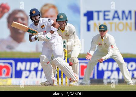 Galle, Sri Lanka. 9.. Juli 2022. Kusal Mendis aus Sri Lanka spielt eine Chance, während Australiens Wicketkeeper Alex Carey (C) und Steve Smith am 9.. Juli 2022 im Galle International Cricket Stadium in Galle beim 2.-tägigen Test-Cricket-Spiel 2. zwischen Sri Lanka und Australien zuschauen. Viraj Kothalwala/Alamy Live News Stockfoto