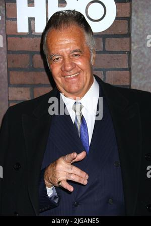 09. Juni 2022: Der Schauspieler TONY SIRICO, der am besten dafür bekannt ist, als Handlanger Peter Paul ''Paulie Walnuts'' Gualtieri in ''The Sopranos'' von HBO zu spielen, ist gestorben, so sein Manager Bob McGowan. Er war 79 Jahre alt. FILE PHOTO SHOT ON: 15. Jan. 2016, New York, New York, USA: Der Schauspieler TONY SIRICO nimmt an der New Yorker Premiere der HBO-Serie „Vinyl“ im Ziegfeld Theatre Teil. (Bild: © Nancy Kaserman/ZUMA Wire) Stockfoto