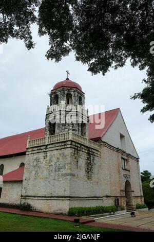 Siquijor, Philippinen - 2022. Juni: Die Pfarrkirche San Isidro Labrador, die am 22. Juni 2022 in Lazi, Siquijor, Philippinen, als Lazi-Kirche bekannt ist Stockfoto