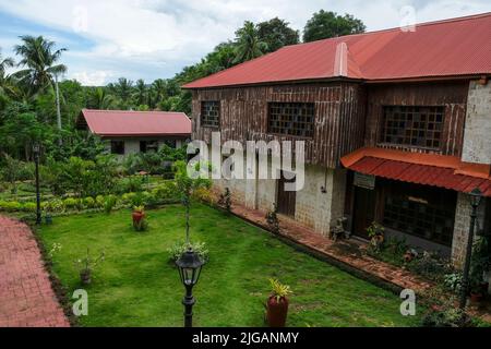 Siquijor, Philippinen - 2022. Juni: Das Kloster der Lazi-Kirche am 22. Juni 2022 in Lazi, Siquijor, Philippinen. Stockfoto