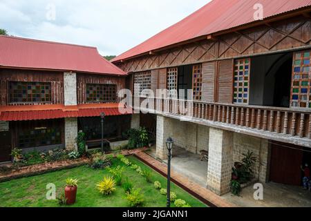 Siquijor, Philippinen - 2022. Juni: Das Kloster der Lazi-Kirche am 22. Juni 2022 in Lazi, Siquijor, Philippinen. Stockfoto