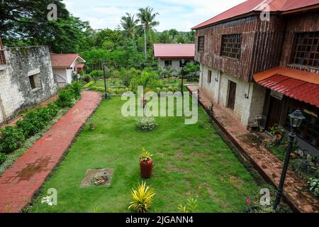 Siquijor, Philippinen - 2022. Juni: Das Kloster der Lazi-Kirche am 22. Juni 2022 in Lazi, Siquijor, Philippinen. Stockfoto