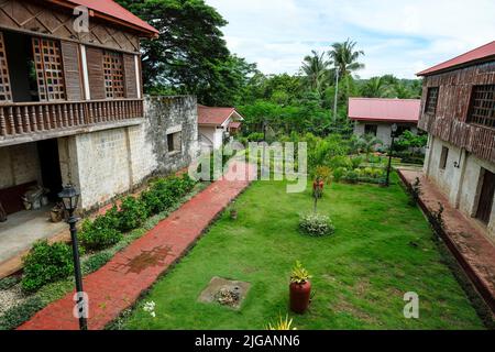 Siquijor, Philippinen - 2022. Juni: Das Kloster der Lazi-Kirche am 22. Juni 2022 in Lazi, Siquijor, Philippinen. Stockfoto