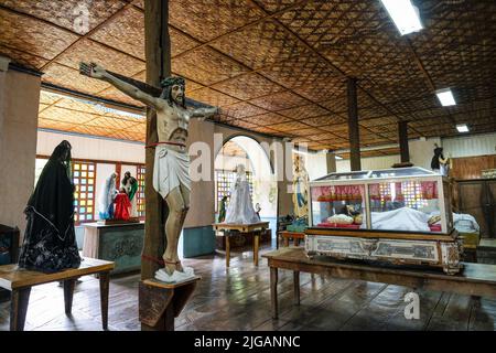 Siquijor, Philippinen - 2022. Juni: Das Kloster der Lazi-Kirche am 22. Juni 2022 in Lazi, Siquijor, Philippinen. Stockfoto