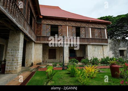 Siquijor, Philippinen - 2022. Juni: Das Kloster der Lazi-Kirche am 22. Juni 2022 in Lazi, Siquijor, Philippinen. Stockfoto