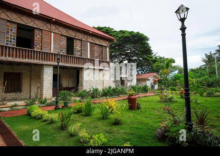 Siquijor, Philippinen - 2022. Juni: Das Kloster der Lazi-Kirche am 22. Juni 2022 in Lazi, Siquijor, Philippinen. Stockfoto