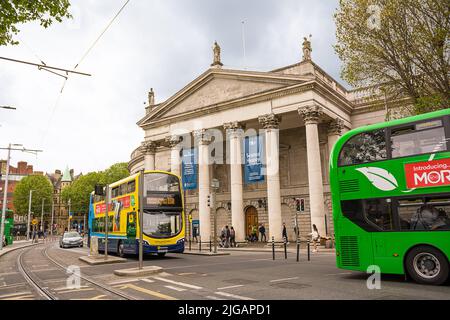 Dublin, Irland - 22. Mai 2022: Detail des Parlamentsgebäudes mit vorbeifahrenden Bussen im Zentrum von Dublin Stockfoto