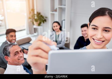Inspirieren Sie Ihr Team, ihr Bestes zu geben. Eine junge Geschäftsfrau, die eine Präsentation gibt. Stockfoto