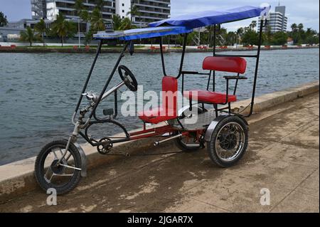 Landschaft mit landschaftlicher Sicht auf einen lokalen typischen bicitaxi in Varadero, Matanzas Cuba. Stockfoto