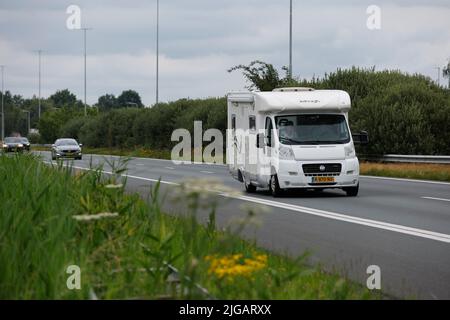 2022-07-09 11:35:52 HAZELDONK - Feiertagverkehr am Grenzübergang mit Belgien auf ihrem Weg zu ihrem europäischen Feiertag. Der erste offizielle Schwarze Samstag des Jahres verursacht Menschenmengen auf den niederländischen Autobahnen. ANP BAS CZERWINSKI niederlande Out - belgien Out Stockfoto