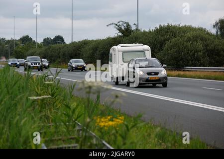 2022-07-09 11:35:31 HAZELDONK - Feiertagverkehr am Grenzübergang mit Belgien auf ihrem Weg zu ihrem europäischen Feiertag. Der erste offizielle Schwarze Samstag des Jahres verursacht Menschenmengen auf den niederländischen Autobahnen. ANP BAS CZERWINSKI niederlande Out - belgien Out Stockfoto