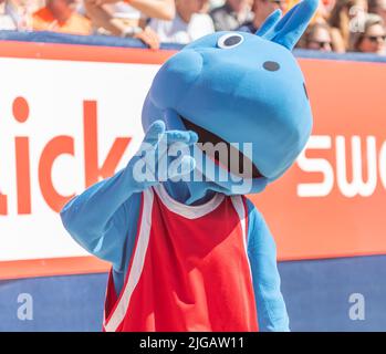 Gstaad Schweiz, 9.. Juli 2022: Das Turniermaskottchen ist während der Volleyball World Beach Pro Tour 2022 im Einsatz. Kredit: Eric Dubost/Alamy Live Nachrichten Stockfoto