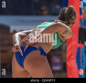 Gstaad Schweiz, 9.. Juli 2022: Barbara vom brasilianischen Team ist während der Volleyball World Beach Pro Tour 2022 im Einsatz. Kredit: Eric Dubost/Alamy Live Nachrichten Stockfoto