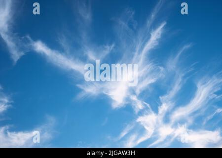 Sommerblauer Himmel Wolkenverlauf heller weißer Hintergrund. Schönheit, klar, bewölkt in der Sonne. Stockfoto