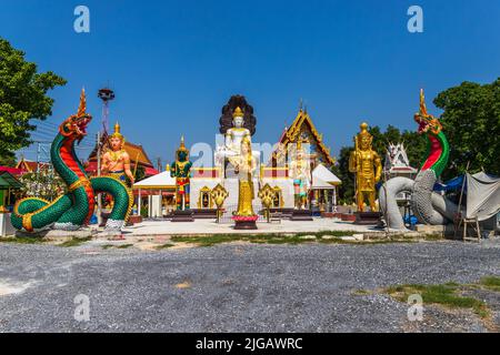 Ein schöner Blick auf den buddhistischen Tempel Wat Saeng Kaeo Phothiyan an einem sonnigen Tag Stockfoto