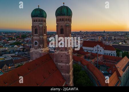 Die Frauenkirche-Türme mit einem wunderbaren Abendhimmel in München, Deutschland Stockfoto