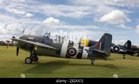 Grumman Wildcat FM-2 und Goodyear FG-1D Corsair auf der Fly Navy Airshow, die am 3.. Juli 2022 auf Shuttleworth stattfand Stockfoto